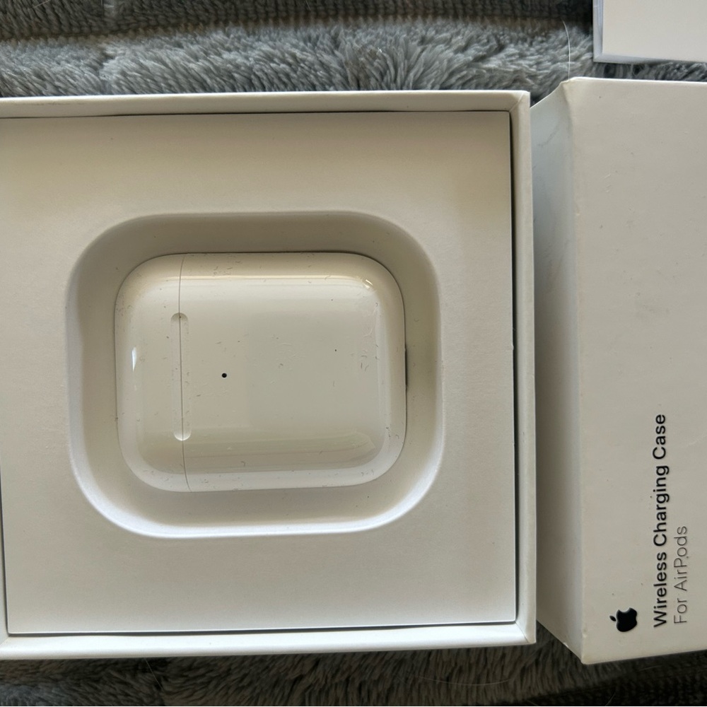 Apple Wireless Charging Case Box - White - Picture 2 of 3